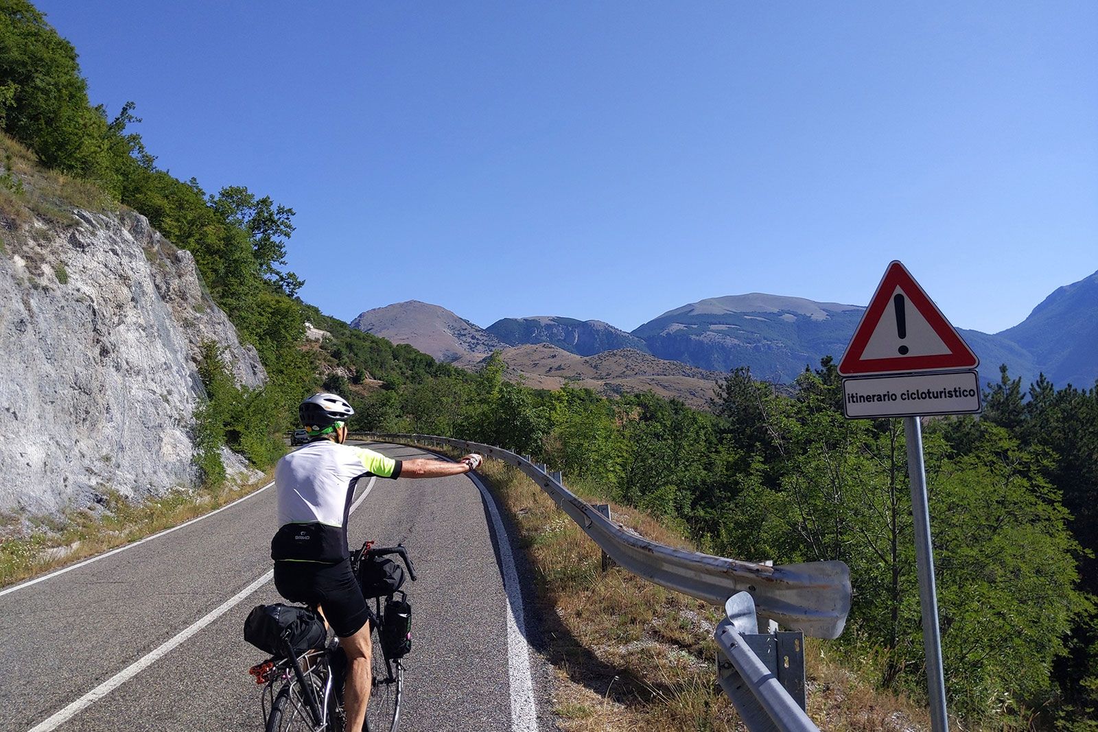 Pollino, cartello attenzione ciclisti