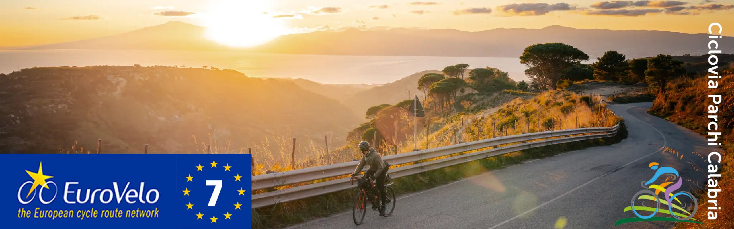 Ciclista sulla Ciclovia dei Parchi al tramonto con logo Eurovelo